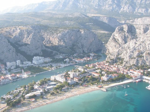 Omiš s Cetino iznad morja